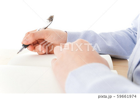 授業を受ける若い女子学生 59661974