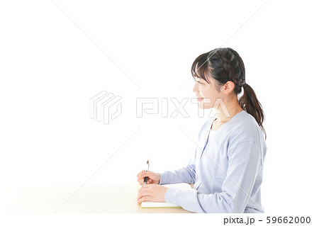 授業を受ける若い女子学生 授業を受ける若い女子学生 59662000