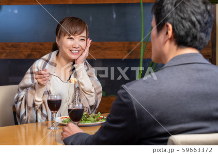 レストランで食事する男女 レストランで食事する男女 59663372
