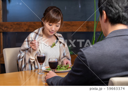 レストランで食事する男女 レストランで食事する男女 59663374