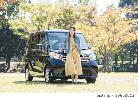 若い女性と軽自動車 59663612