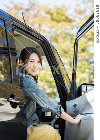 若い女性と軽自動車 59663618