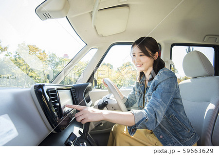 ナビを操作する若い女性 ナビを操作する若い女性 59663629