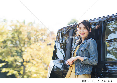 若い女性と車 59663631