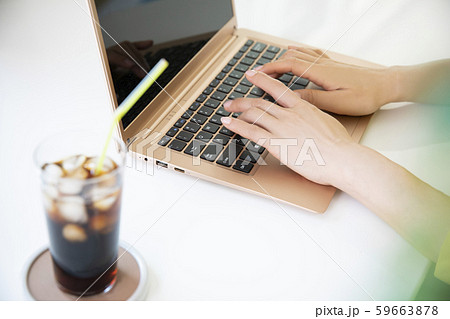 女性 パソコン アイスコーヒー 自宅 在宅勤務 女性 パソコン アイスコーヒー 自宅 在宅勤務 59663878