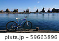 青い空と海にそそり立つ橋杭岩 59663896