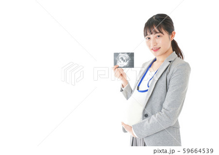 エコー画像を持つ妊娠中のビジネスウーマン 59664539