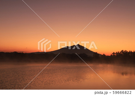晩秋の筑波山からのあけぼの 母子島遊水地よりの写真素材