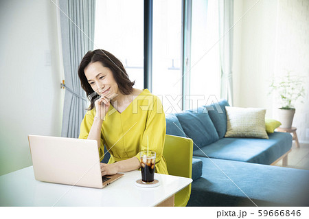 女性 パソコン 自宅 在宅勤務 女性 パソコン 自宅 在宅勤務 59666846