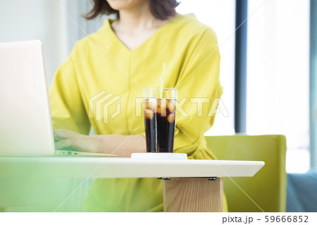 女性　パソコン　自宅　在宅勤務 59666852