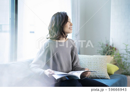 リビング　女性　読書　雑誌 59666943