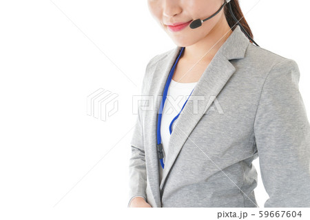 笑顔で対応をするコールセンターの女性 笑顔で対応をするコールセンターの女性 59667604