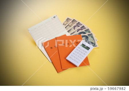年金手帳 通帳 現金 電卓 年金手帳 通帳 現金 電卓 59667982