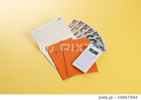 年金手帳 通帳 現金 電卓 年金手帳 通帳 現金 電卓 59667984