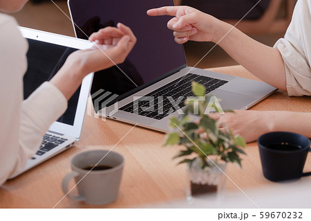 ノートパソコンで仕事をする女性 59670232