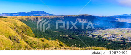 西湯浦園地展望所の秋景色・草紅葉 パノラマ 【熊本県阿蘇市】 西湯浦園地展望所の秋景色・草紅葉 パノラマ 【熊本県阿蘇市】 59670402