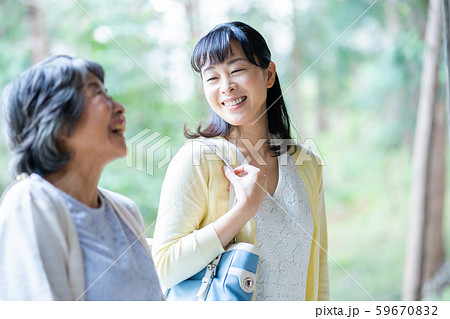 お参り 参拝 親子 母子 シニア女性 ミドル女性 2人 お参り 参拝 親子 母子 シニア女性 ミドル女性 2人 59670832