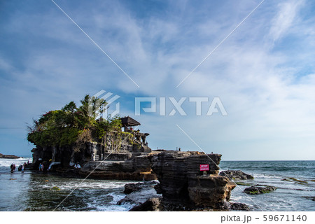 インドネシア バリ島 海上のタナロット寺院 お詣りする人々 インドネシア バリ島 海上のタナロット寺院 お詣りする人々 59671140