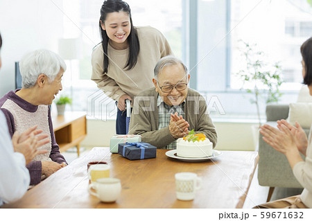 祖父母 孫 誕生日の写真素材