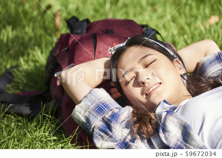 女性　芝生に寝転がる 59672034