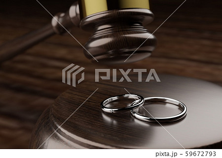 離婚問題をイメージした、結婚指輪とハンマー 59672793