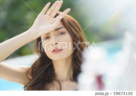 女性　ビューティー　プールサイド 59673130