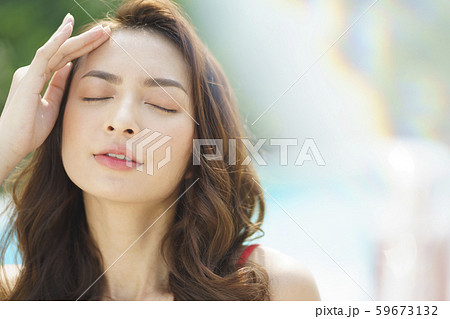 女性　ビューティー　プールサイド 59673132