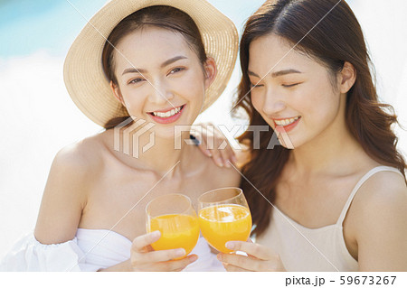 女性 リゾート プールサイド 女性 リゾート プールサイド 59673267