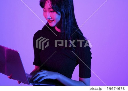 女性 ノートパソコン ネオンカラー 女性 ノートパソコン ネオンカラー 59674678