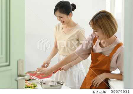 女性 ライフスタイル クッキング 女性 ライフスタイル クッキング 59674951
