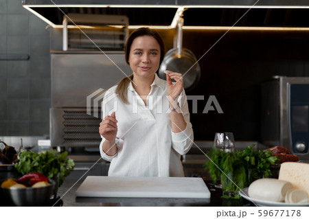 Beautiful young caucasian girl standing in kitchen 59677178