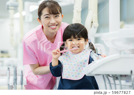 歯科衛生士さんと子供 歯科衛生士さんと子供 59677827