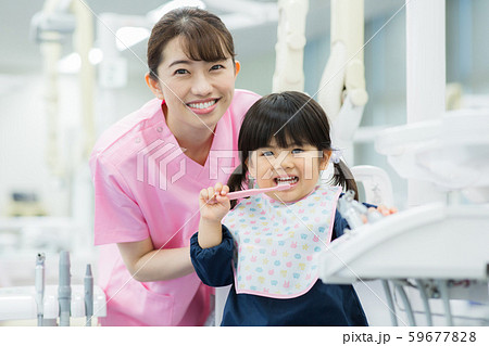歯科衛生士さんと子供 歯科衛生士さんと子供 59677828