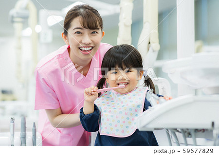 歯科衛生士さんと子供 歯科衛生士さんと子供 59677829