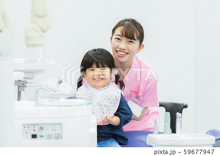 歯科衛生士さんと子供 歯科衛生士さんと子供 59677947