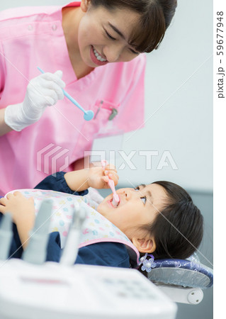 歯科衛生士さんと子供 59677948