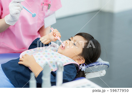 歯科衛生士さんと子供 歯科衛生士さんと子供 59677950