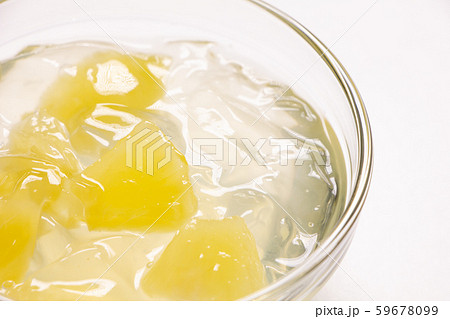 フルーツゼリー パイナップル ガラス食器 白バック の写真素材