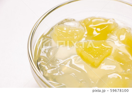 フルーツゼリー パイナップル ガラス食器 白バック の写真素材