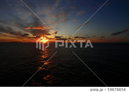 フェリーの上から　夕景 59678656
