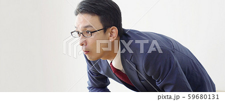 覗き込む男性 覗き込む男性 59680131