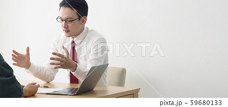 説明する男性 59680133