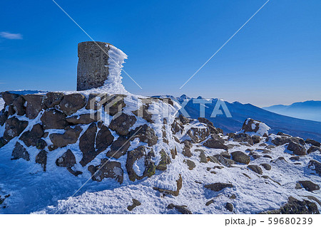 冬の長野県 蓼科山山頂西の方位盤に付着したエビの尻尾から南東側を見る(八ヶ岳) 59680239