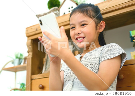 楽し気にスマホを操作する子供イメージ 楽し気にスマホを操作する子供イメージ 59681910