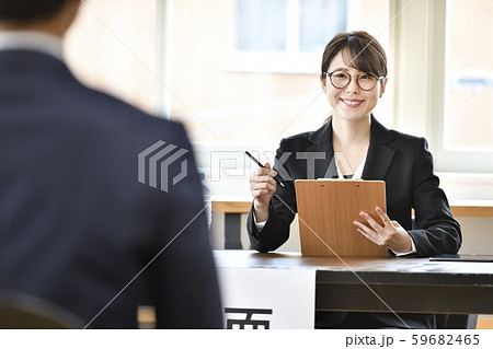 面接 イメージ 笑顔で質問する女性の面接官 面接 イメージ 笑顔で質問する女性の面接官 59682465