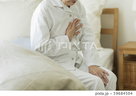シニア女性 体調不良 59684504