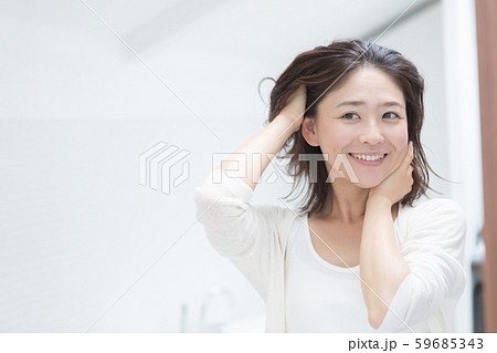 a thirty-something woman 59685343