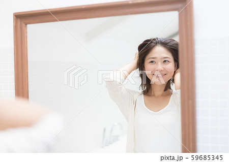 a thirty-something woman 59685345