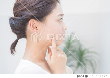 a thirty-something woman 59685357