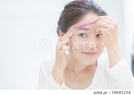 a thirty-something woman 59685358